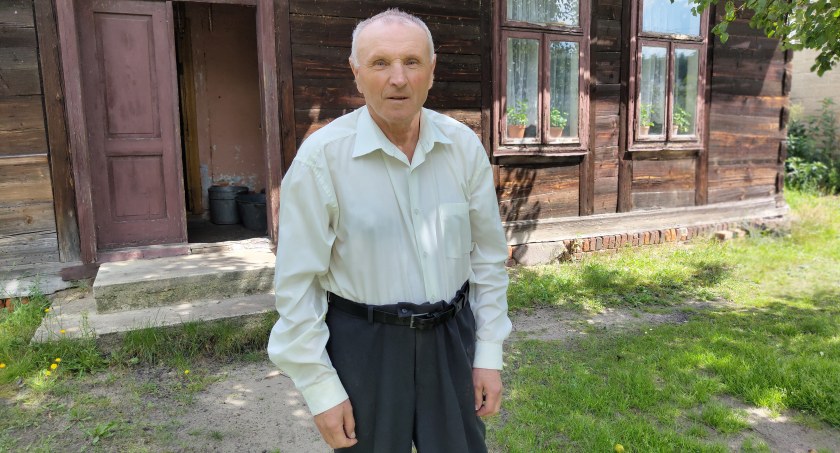Na zdjęciu pan Krzysztof przed swoim domem na Suchej Wsi