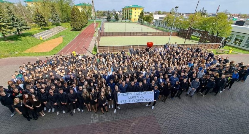 Na zdjęciu uczniowie protestujący w sprawie konkursu na dyrektora szkoły, fot. Facebook