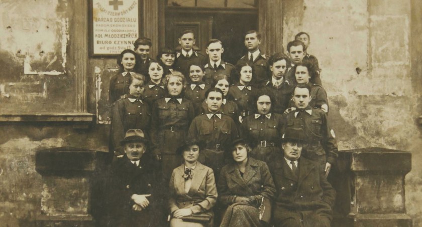 Na zdjęciu Koło Młodzieży Pozaszkolnej PCK w Radomsku, rok 1935 