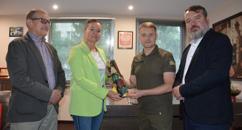 Na zdjęciu Fabian Zagórowicz, Małgorzata Lewndowska, Oleksandr Tretyak i Tomasz Kornacki, fot. Starostwo Powiatowe