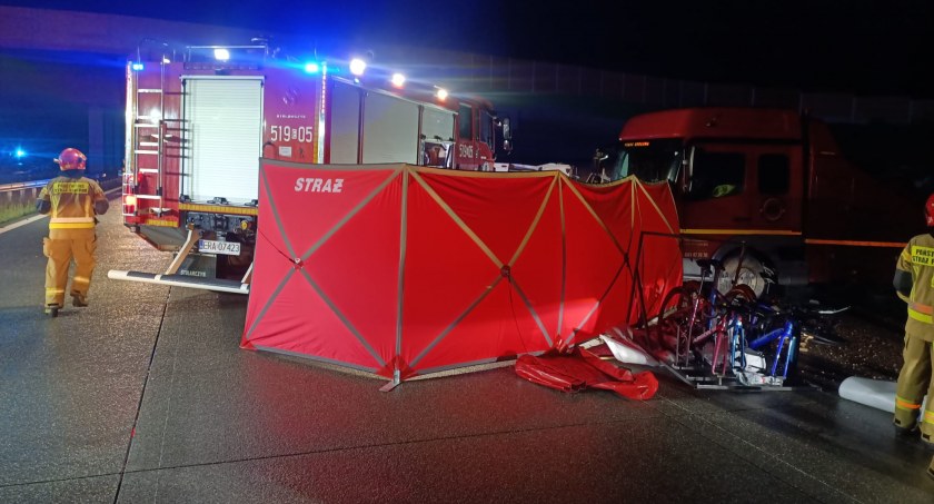 Na zdjęciu miejsce wypadku, fot. KP PSP Radomsko (Fot. KP PSP Radomsko i KPP Radomsko)