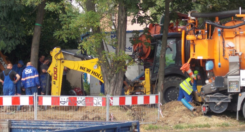 Na zdjęciu naprawa uszkodzonej sieci w innej części miasta, fot. Czytelnik