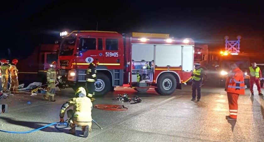 Na zdjęciu strażacy zabezpieczają teren, fot. KP PSP Radomsko 