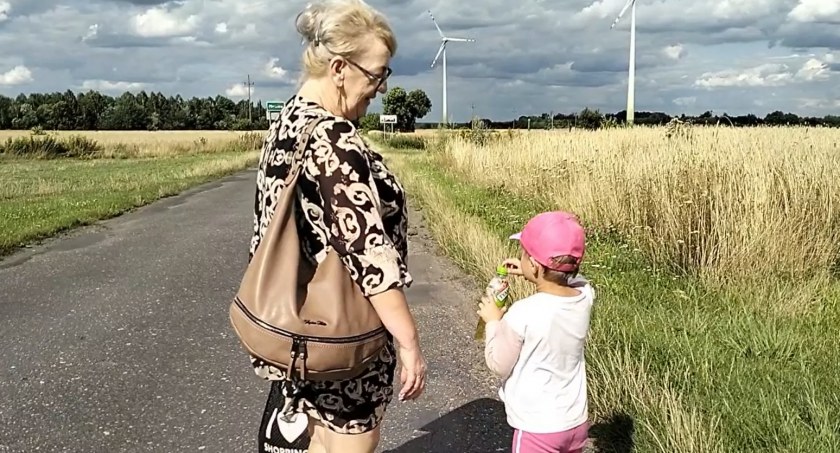 Na zdjęciu - pani Iwona musi iść z czteroletnią wnuczką 3 km