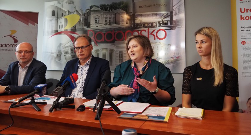 Na zdjęciu burmistrz Kamieńska Bogdan Pawłowski, prezydent Jarosław Ferenc, Anna Dorsz (DKMS) i Katarzyna Dzwonkowska