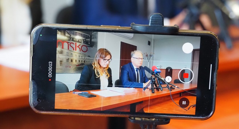 Na zdjęciu konferencja prasowa w UM