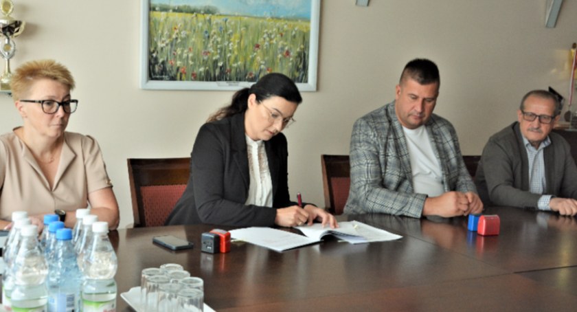 Podpisanie umowy w starostwie, fot. Starostwo Powiatowe w Radomsku