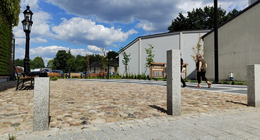 Na zdjęciu granitowe słupki zagradzające wjazd na parking przy Reymonta