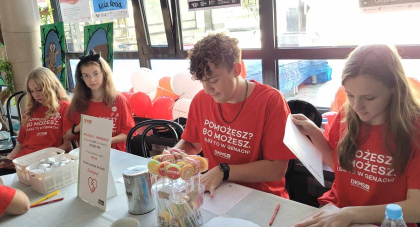 Na zdjęciu wolontariusze fundacji DKMS w Miejskim Domu Kultury