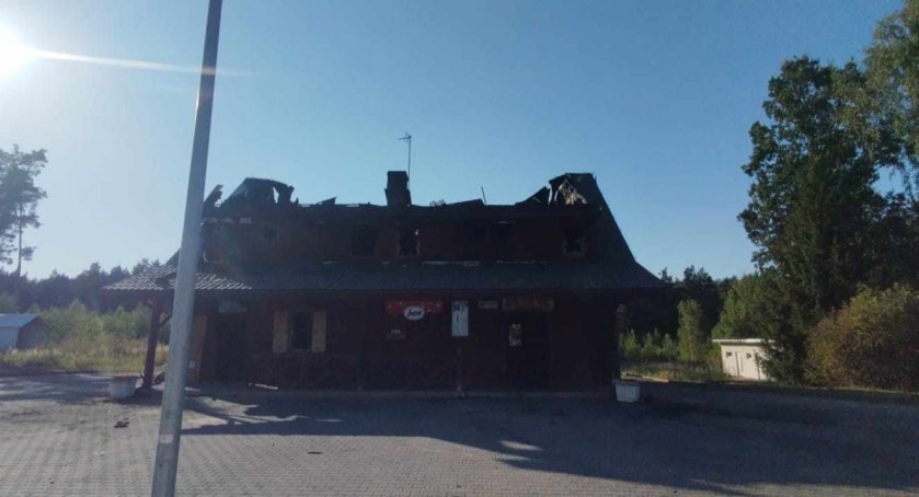 Na zdjęciu spalony budynek zajazdu, fot. Czytelnik