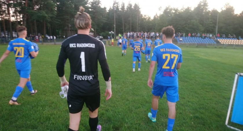 Na zdjęciu piłkarze RKS-u wychodzą na boisko, fot. Facebook/RKS Radomsko