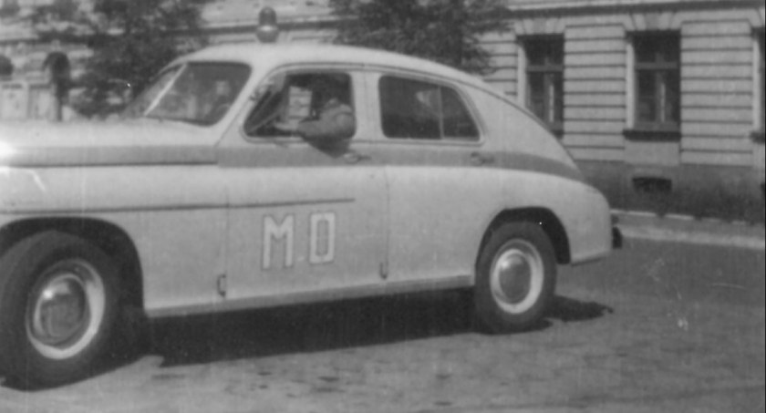 Na zdjęciu milicyjna “warszawa” koło komendy na ul. Kościuszki. Lata 60. Fot. Zbiory muzeum.