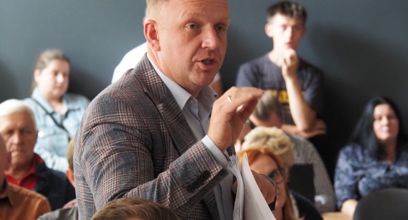Na zdjęciu Łukasz Więcek na spotkaniu w UM