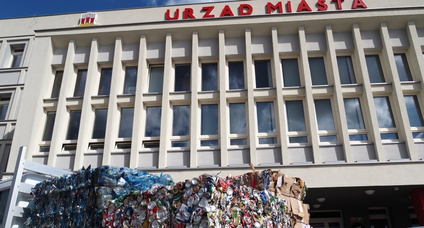 Na zdjęciu samochód PGK z odpadami przed Urzędem Miasta