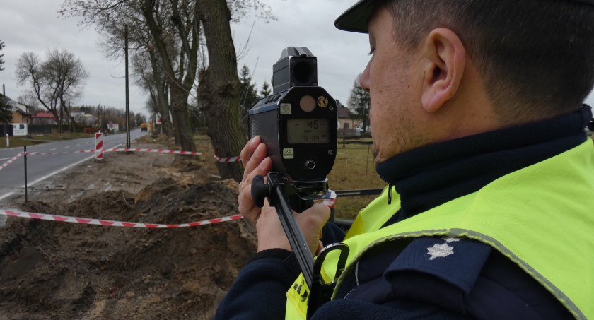 Na zdjęciu policjant kontrolujący prędkość