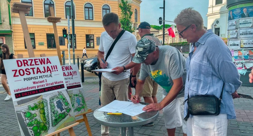 Na zdjęciu radomszczanin podpisujący petycję, fot. Facebook/Łukasz Więcek