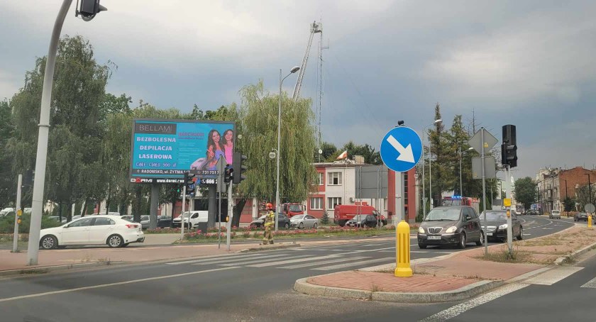 Na zdjęciu strażak usuwający olej z jezdni