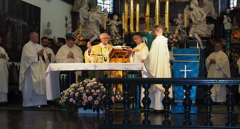 Na zdjęciu apb Wacław Depo przewodniczy mszy św., fot. Facebook/Starostwo Powiatowe