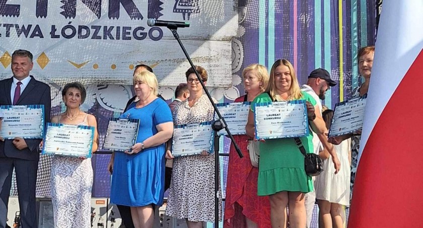 Na zdjęciu pani Ewa (w zielonej sukience) wśród laureatek i laureatów