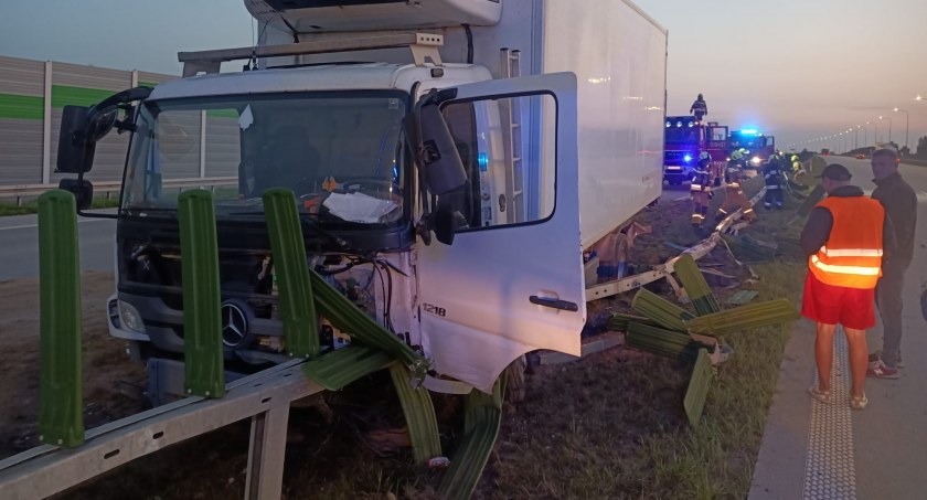 Na zdjęciu rozbita ciężarówka, fot. KP PSP Radomsko