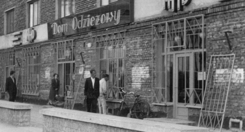 Na zdjęciu Dom Odzieżowy przy placu 3 maja. Lata 60. Fot. Zbiory muzeum