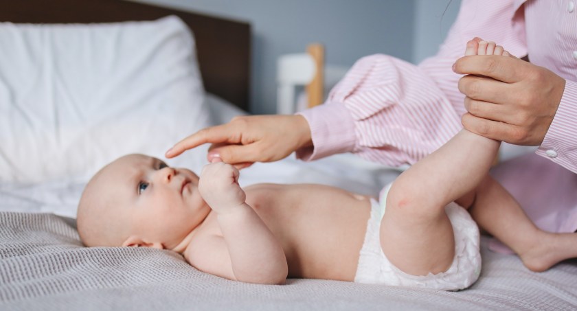 Na zdjęciu młoda mama z niemowlęciem, fot. Pexels