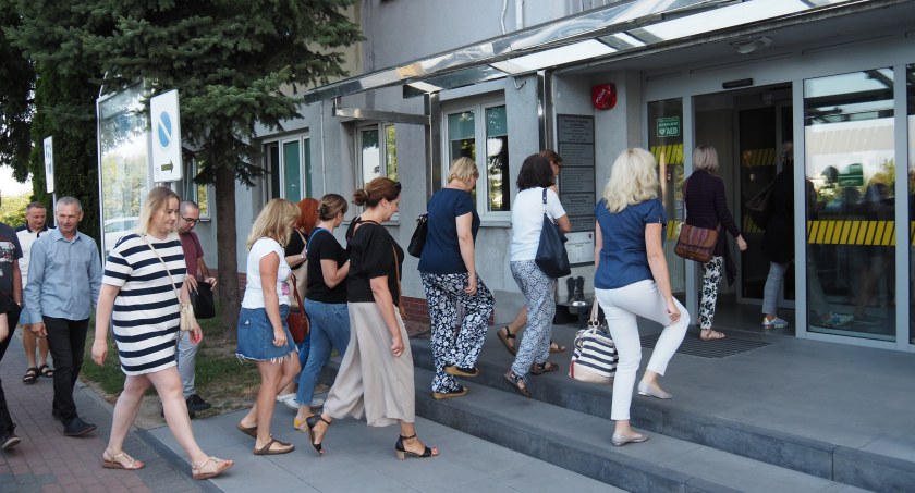 Na zdjęciu nauczyciele i rodzice uczniów Mechanika wchodzą do starostwa 
