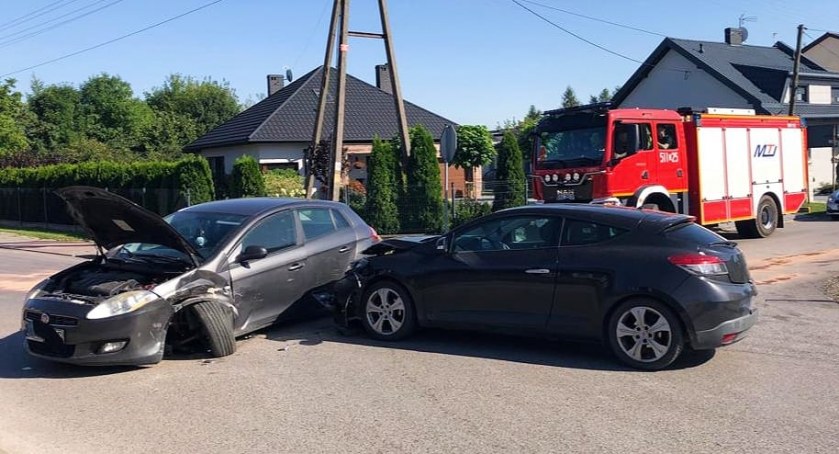 Na zdjęciu samochody, które uczestniczyły w kolizji, fot. KPP Radomsko 