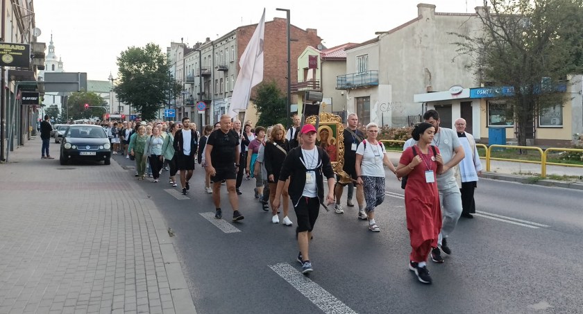 Na zdjęciu pielgrzymi na ulicy Krakowskiej, fot. Facebook/Parafia św. Lamberta - Patryk Ptak