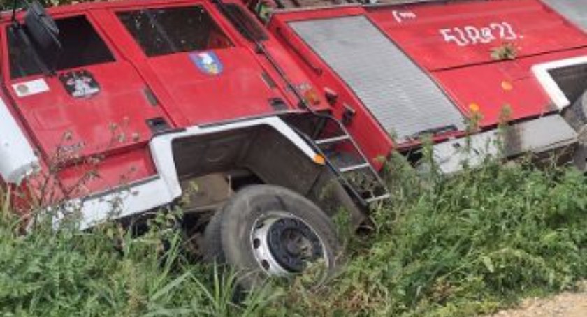 Na zdjęciu wóz strażacki, który wpadł do rowu, fot. KP PSP Radomsko 