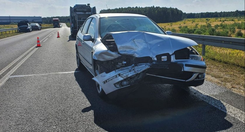 Na zdjęciu jeden z samochodów, który uczestniczył w zderzeniu, fot. KPP Radomsko 