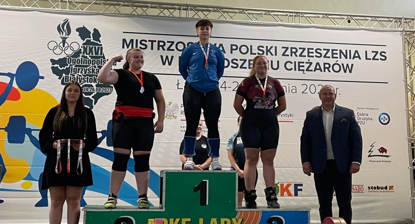 Na zdjęciu Katarzyna Kozera na najwyższym stopniu podium