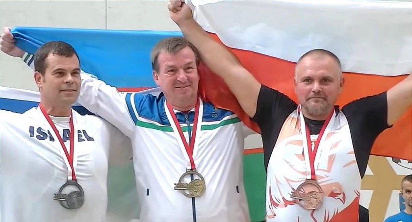 Na zdjęciu Sebastian Ołubek pierwszy z prawej