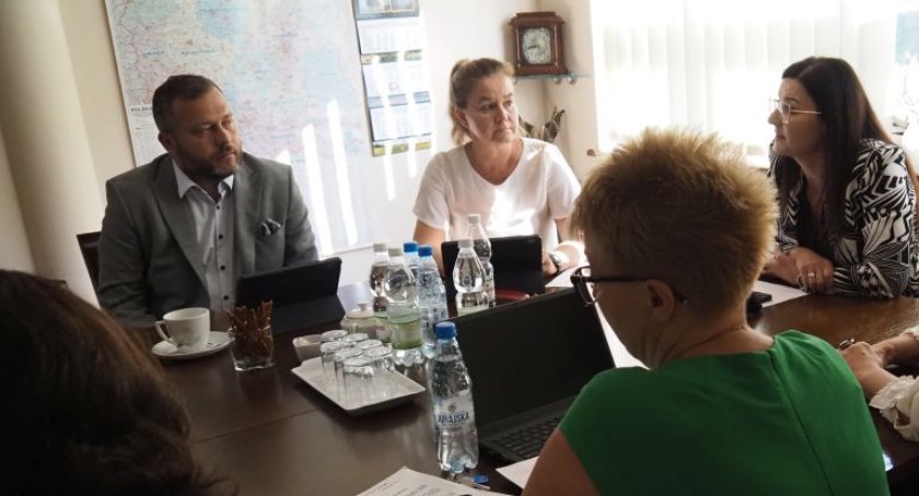Na zdjęciu Małgorzata Lewandowska (druga z lewej) podczas posiedzenia zarządu 
