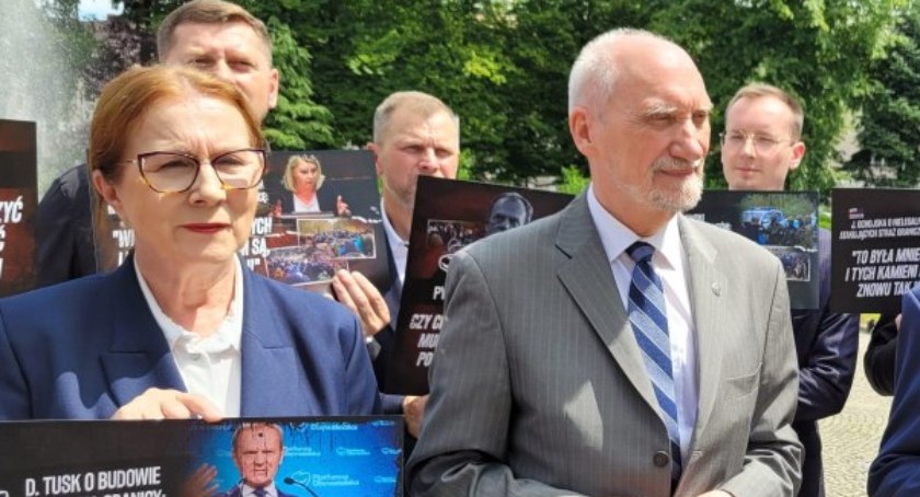 Na zdjęciu pierwszy z prawej Antoni Macierewicz obok Anny Milczanowskiej podczas konferencji na placu 3 Maja