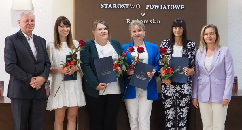 Na zdjęciu nauczycielki z wicestarostą i naczelnikiem, fot. Facebook/Starostwo Powiatowe