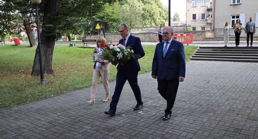 Na zdjęciu składanie kwiatów przy Grobie Nieznanego Żołnierza, fot. Miasto Radomsko