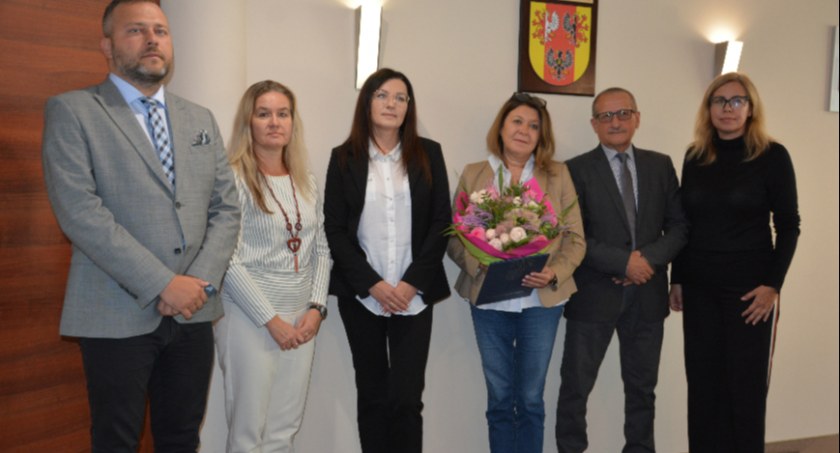 Na zdjęciu zarząd powiatu radomszczańskiego i dyrektor Mechniaka Ewa Grodzica