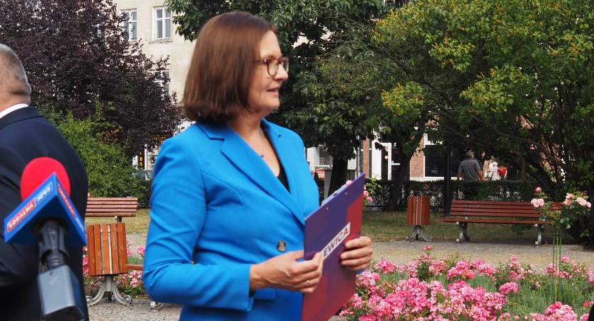 Na zdjęciu posłanka Lewicy Anna Sowińska na placu 3 Maja