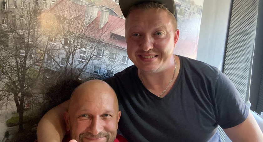 Na zdjęciu prowadzący podcast „Dwaj panowie AA