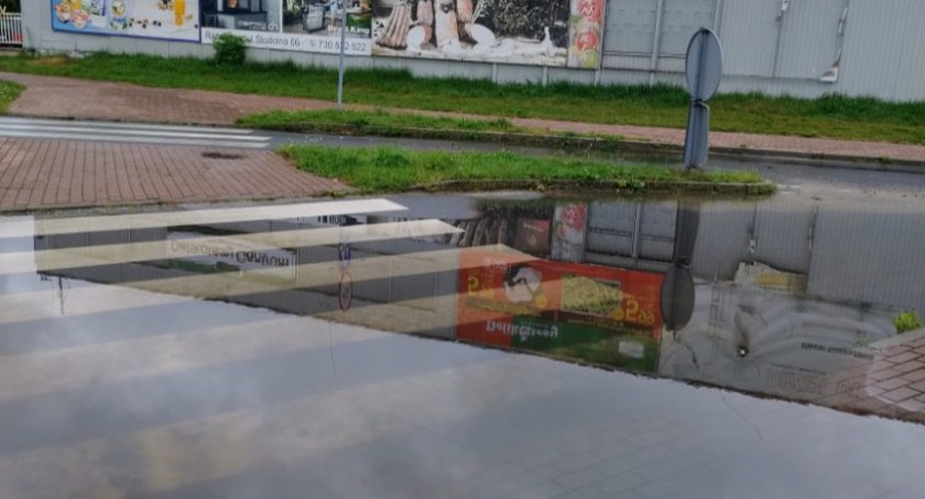 Na zdjęciu zalane przejście dla pieszych na rondzie na Przedborskiej, fot. Czytelniczka