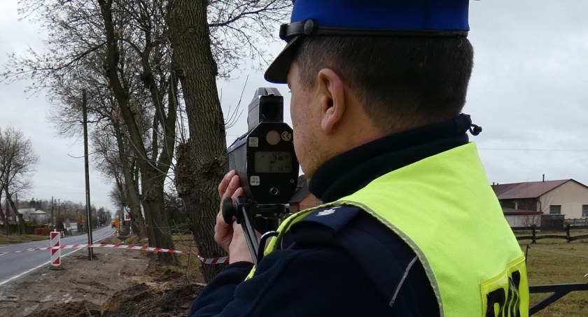 Na zdjęciu policjant kontrolujący prędkość