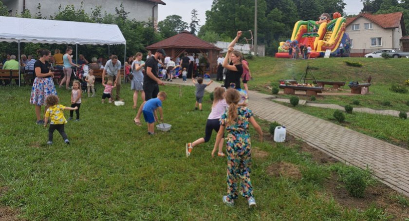 Na zdjęciu festyn w Sokolej Górze, fot. Facebook/Starostwo Powiatowe
