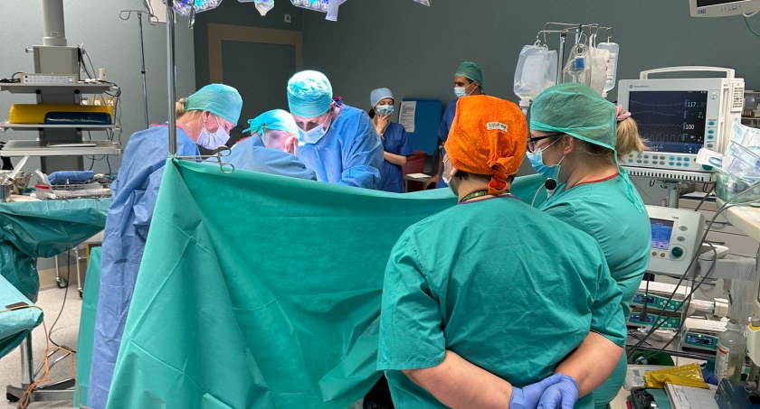 Na zdjęciu pobranie narządów, fot. Facebook/Szpital Powiatowy