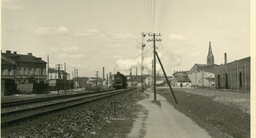 Na zdjęciu lokomotywa parowa, z prawej strony wieża kościoła ewangelickiego. Lata 60. XX wieku. Fot. zbiory muzeum