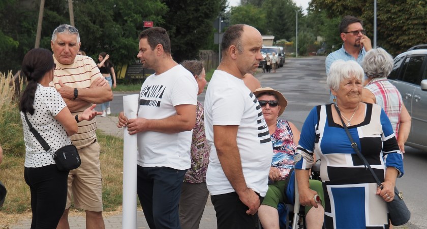 Na zdjęciu protestujący mieszkańcy ulicy Zgody