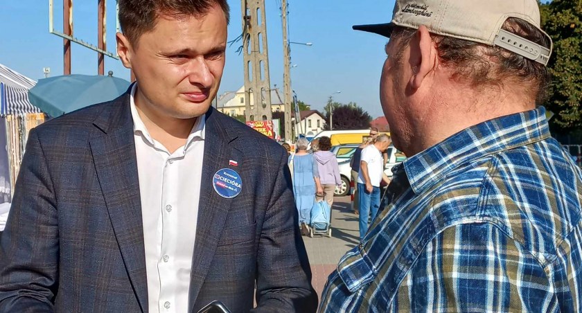 Na zdjęciu Krzysztof Ciecióra na miejskiej Targowicy