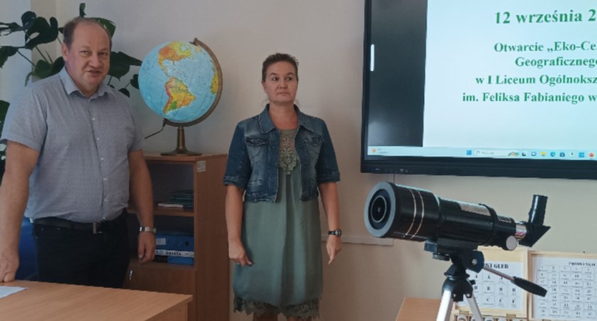 Na zdjęciu wicestarosta Małgorzata Lewandowska i dyrektor I LO Bogdan Węgrzyński