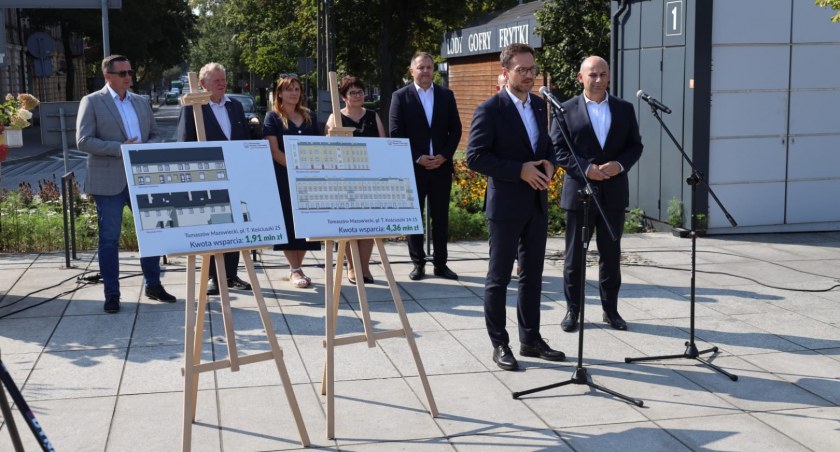 Na zdjęciu uroczyste przekazanie kwoty wsparcia, fot. Facebook/Radomsko Miasto Otwarte