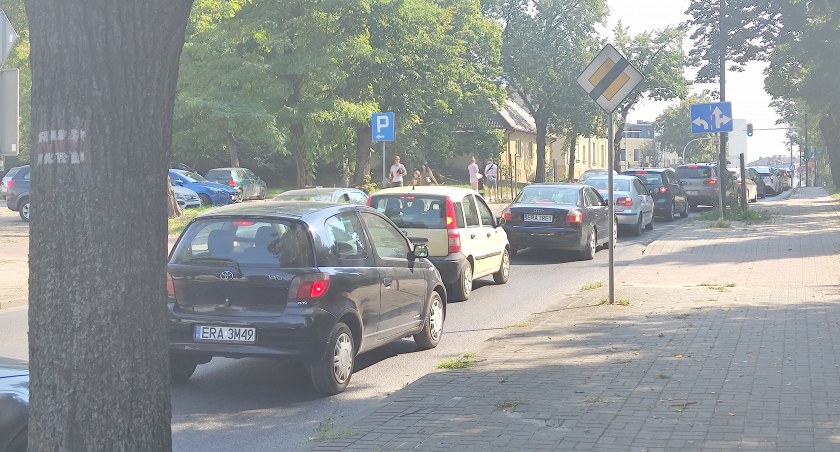 Na zdjęciu samochody na ulicy Kościuszki oczekujące na zielone światło